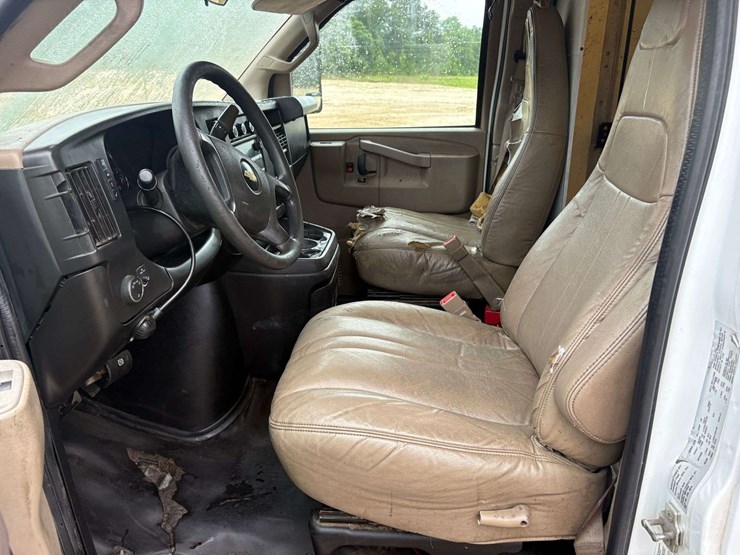 2018-chevrolet-express-3500-image-13