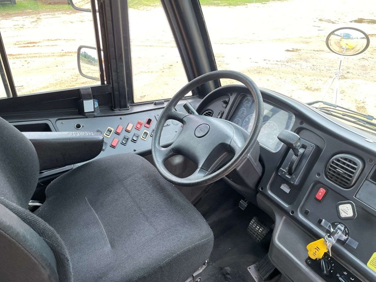 2012-freightliner-b2-image-10