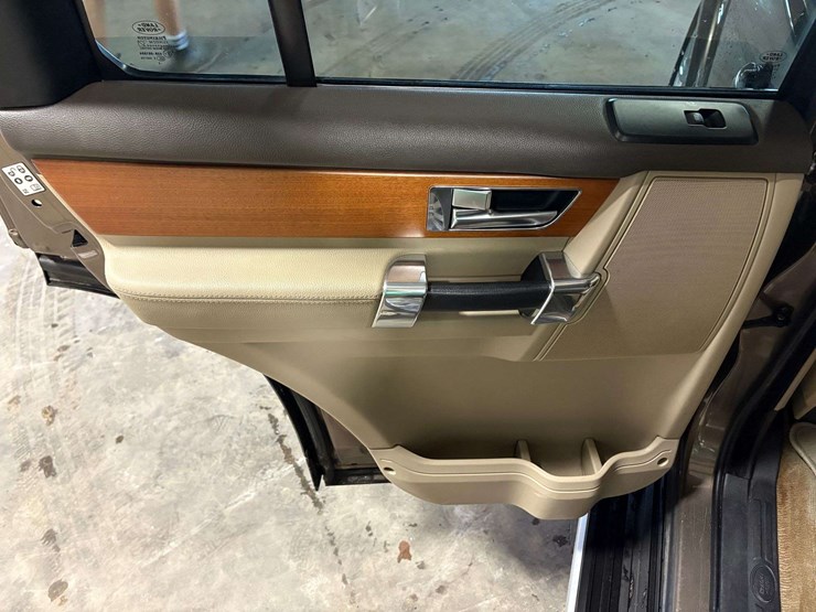 2013-land-rover-lr4-image-19