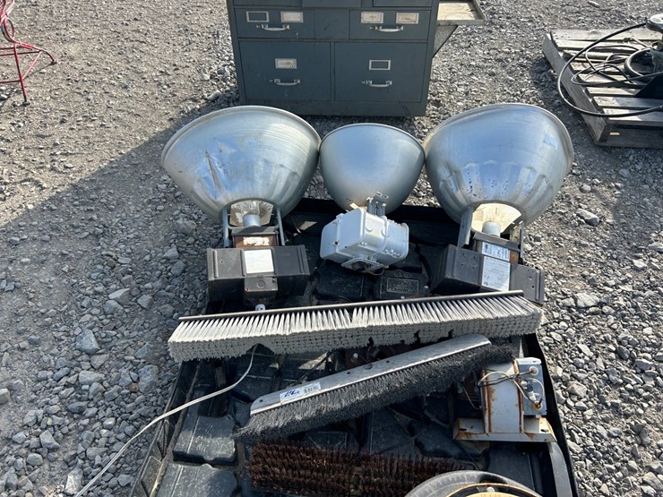 #25639-•-pallet-of-lights,-push-broom-heads,-misc-inv#-25639-image-2