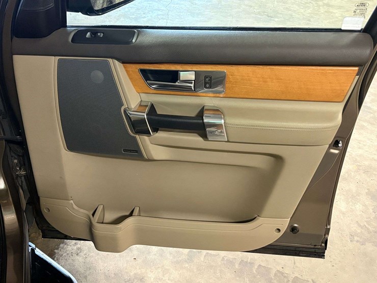 2013-land-rover-lr4-image-31