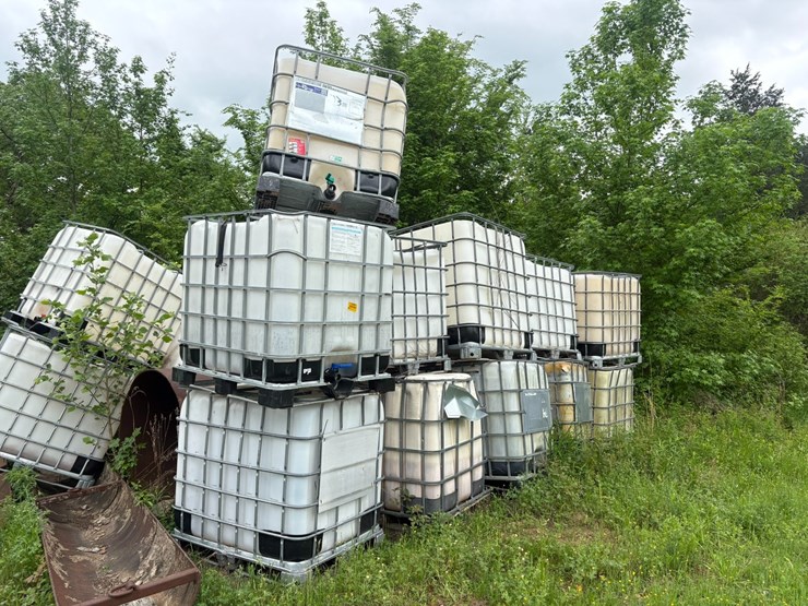 #23983-•-lot-of-(13)-poly-tanks-w/-cage-image-1