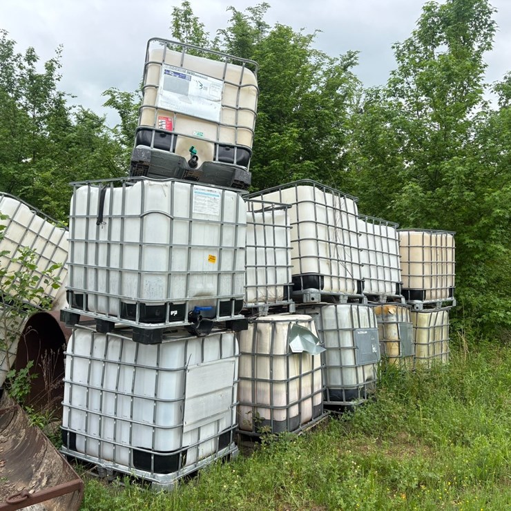 #23983 • Lot of (13) Poly Tanks w/ Cage
