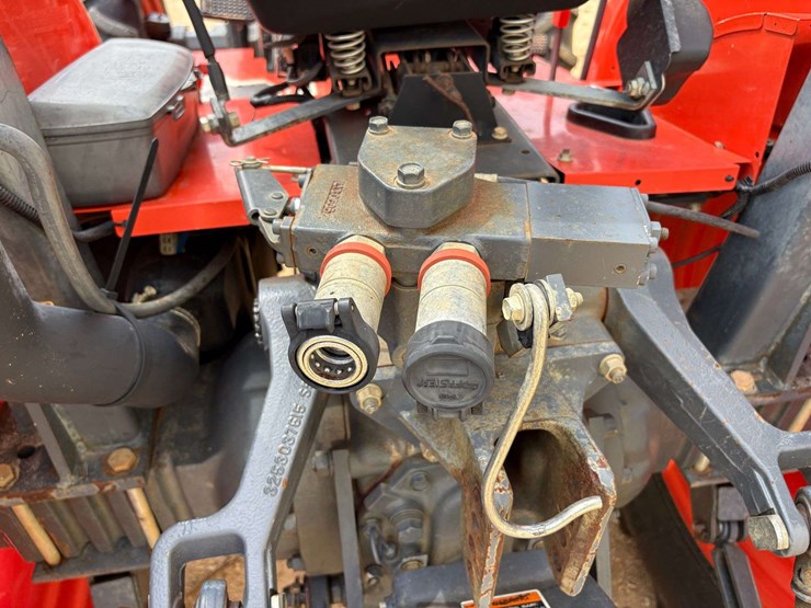 2013-kubota-m7040-image-26