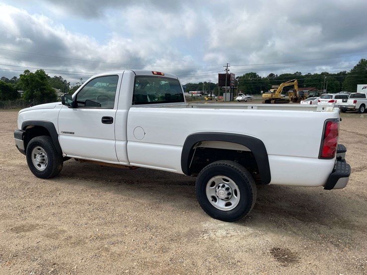 2006-chevrolet-silverado-2500-image-2