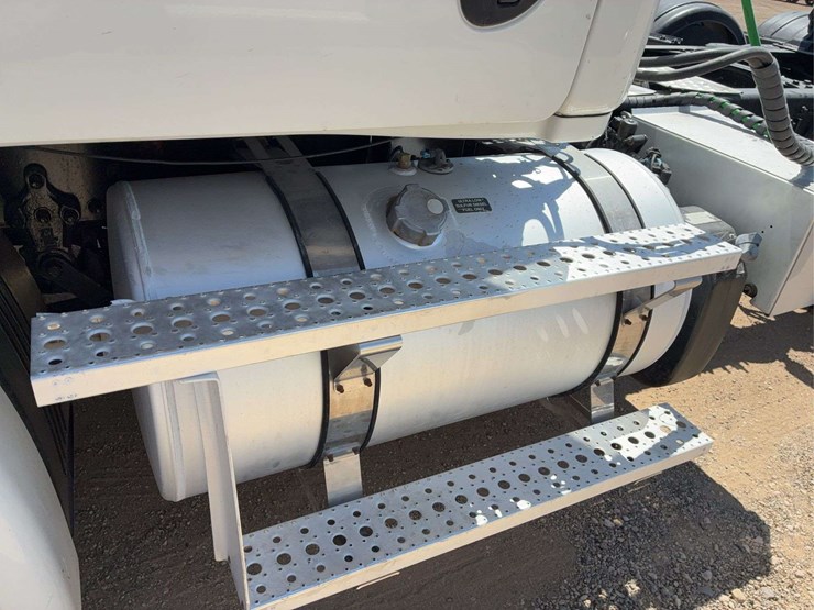 2019-freightliner-cascadia-113-image-6