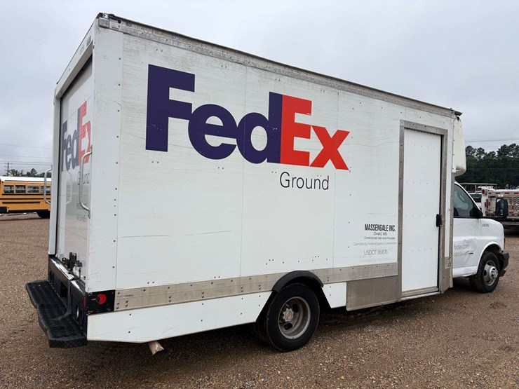 2018-chevrolet-express-3500-image-3