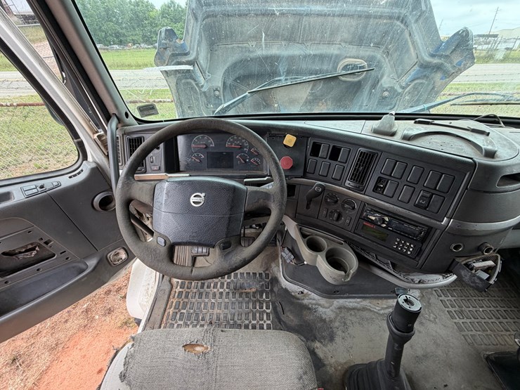 #571-•-2005-volvo-vnl-truck-image-14