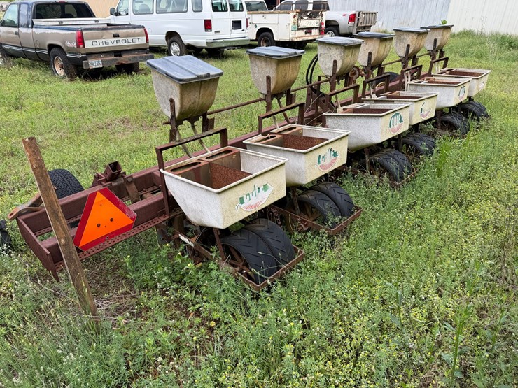#519-•-6-row-cole-twin-row-planter-image-1