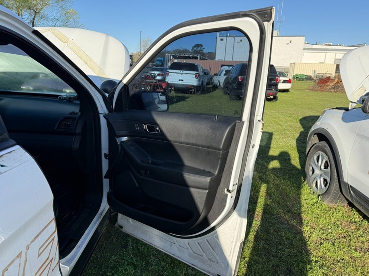 2017-ford-explorer-image-24