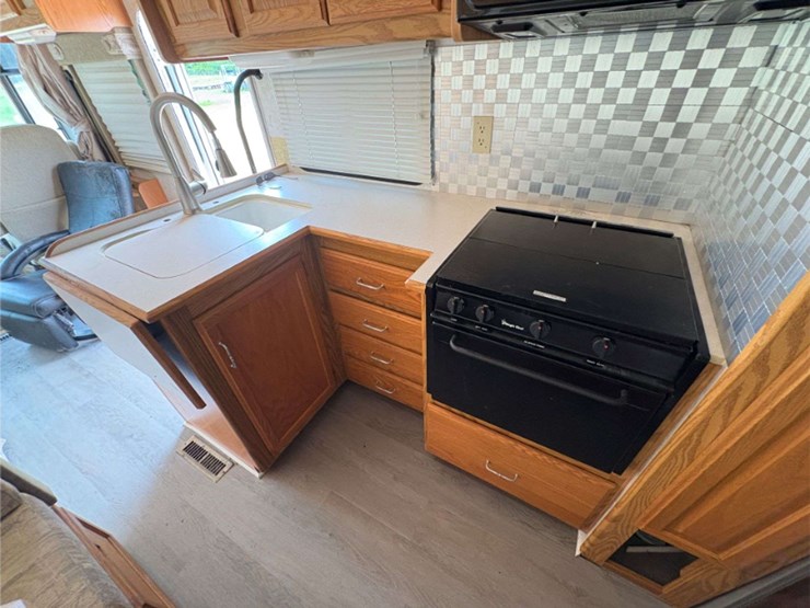 2003-winnebago-"brave"-motor-home-(12,893-miles-showing)-image-23