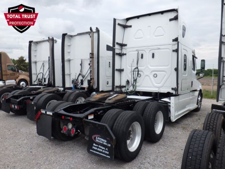 2021-freightliner-cascadia-126-image-12
