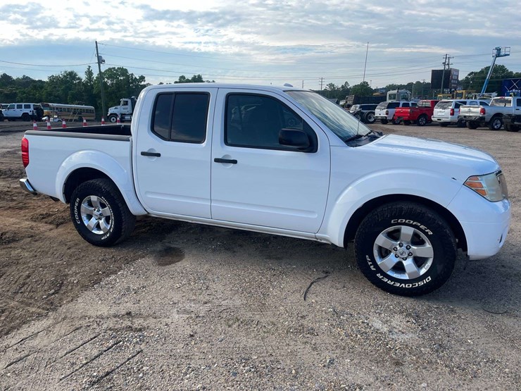 2012-nissan-frontier-sv-image-4