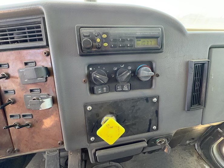 2003-peterbilt-330-image-39