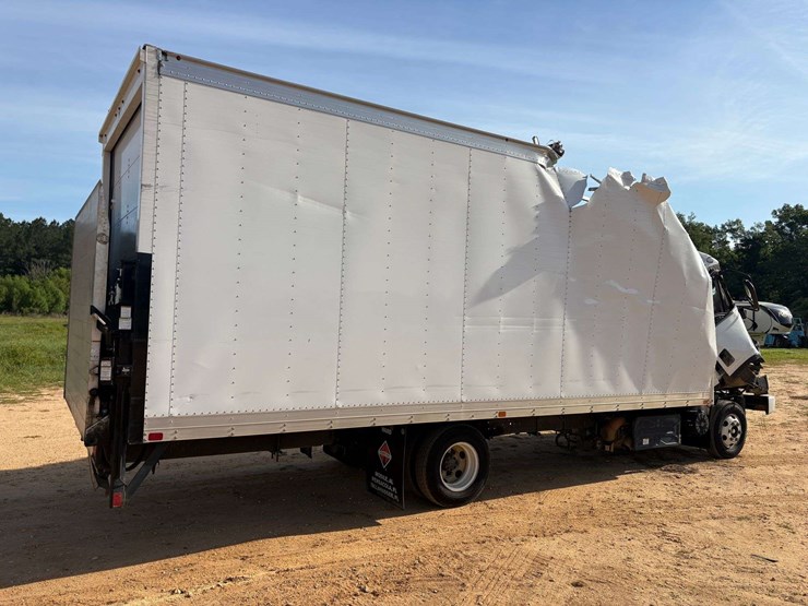 2021-isuzu-npr-image-3