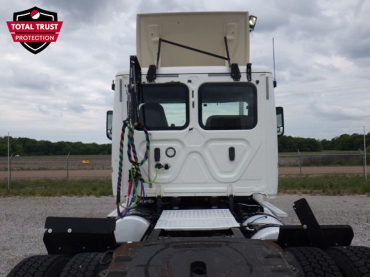 2019-freightliner-cascadia-126-image-12