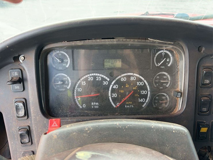 2006-freightliner-m2-106-image-25