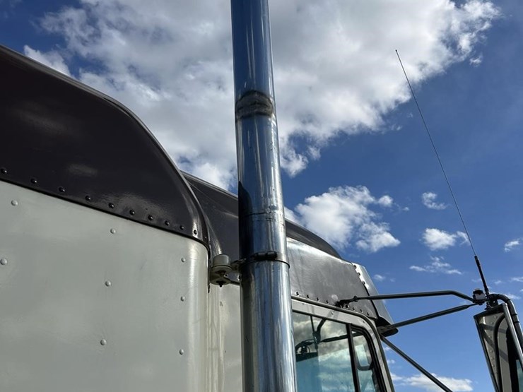2006-freightliner-fld132-classic-xl-image-23