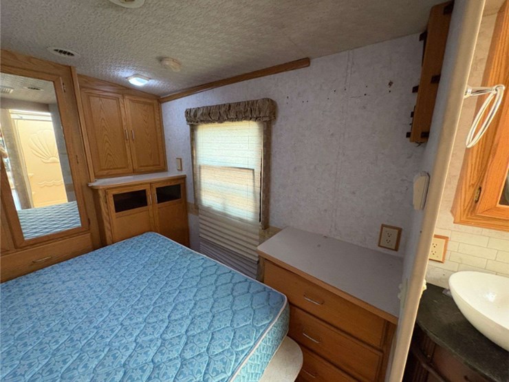 2003-winnebago-"brave"-motor-home-(12,893-miles-showing)-image-29