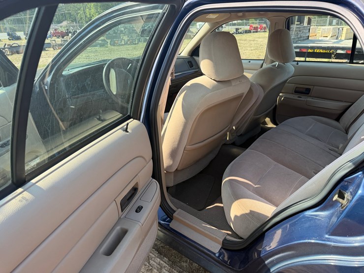 #552-•-2004-ford-crown-victoria-image-11