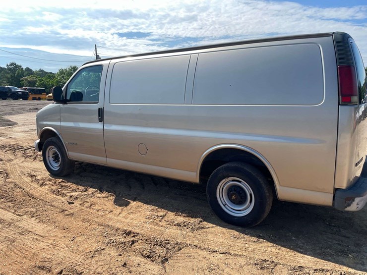 2002-chevrolet-express-2500-image-2