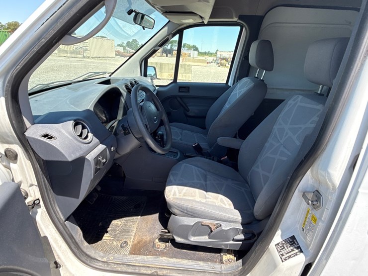 2010-ford-cargo-image-17