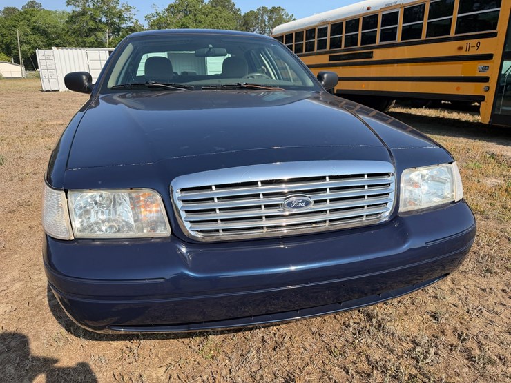 #552-•-2004-ford-crown-victoria-image-6