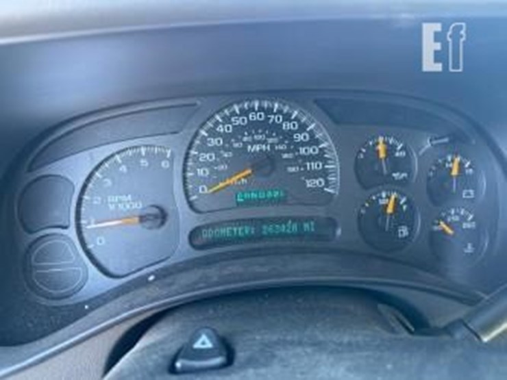 2004-chevrolet-suburban-image-2
