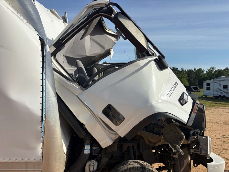 2021-isuzu-npr-image-15