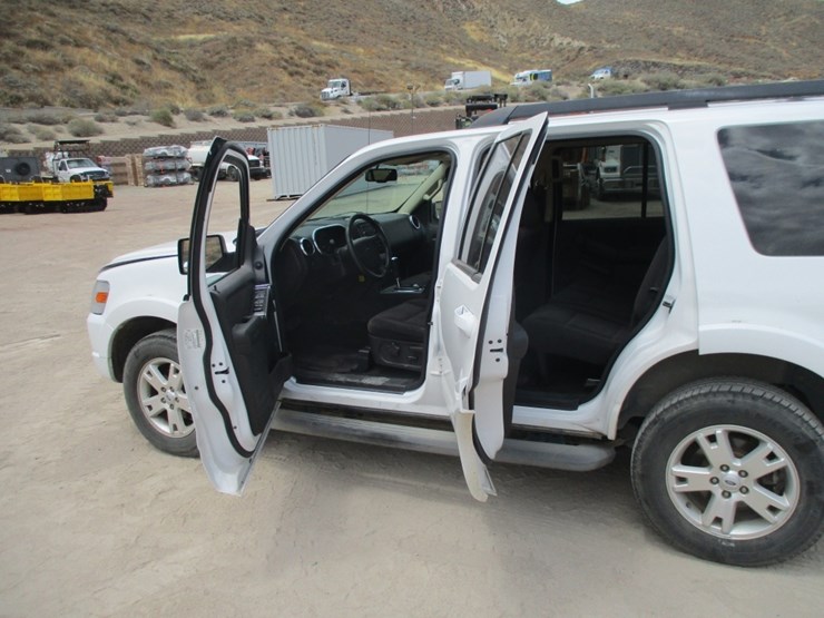 2010-ford-explorer-xlt-image-15