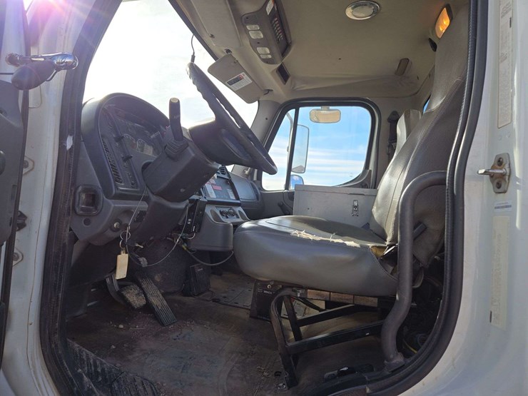 2013-freightliner-m2-106-image-39