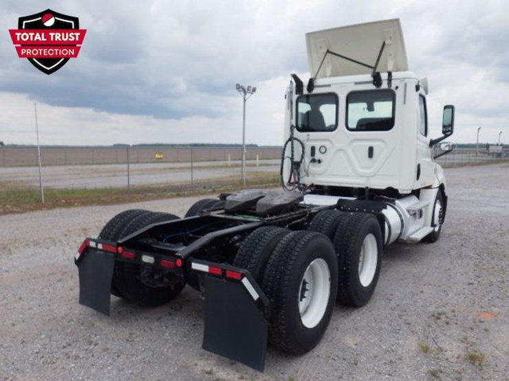 2019-freightliner-cascadia-126-image-8