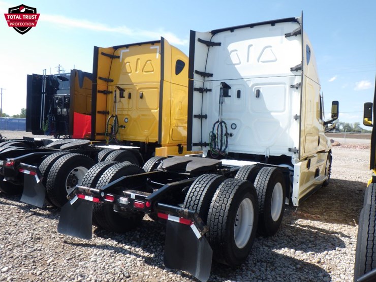 2022-freightliner-cascadia-126-image-8
