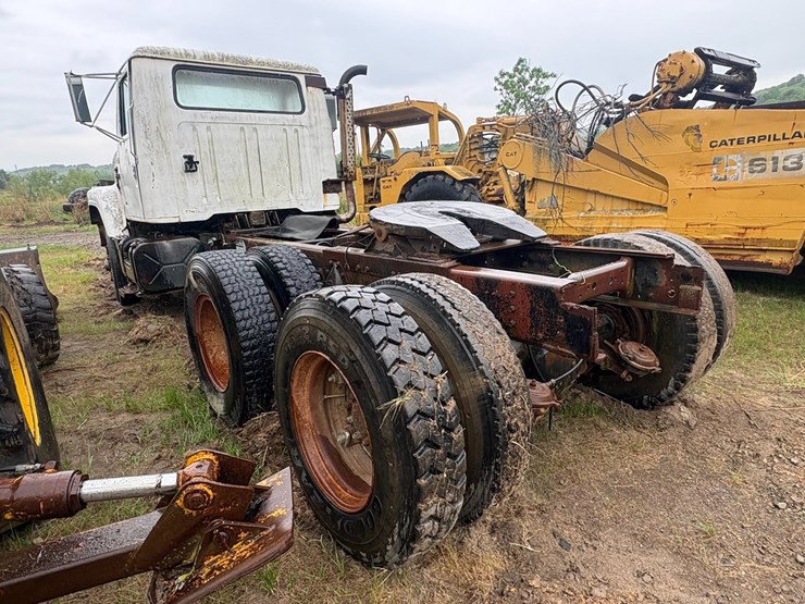 #23987-•-inop-1979-international-f-2554-t/a-single-cab-truck-tractor-cf255jha29827-image-4