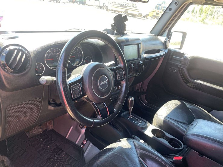 2015-jeep-wrangler-unlimited-sahara-image-11