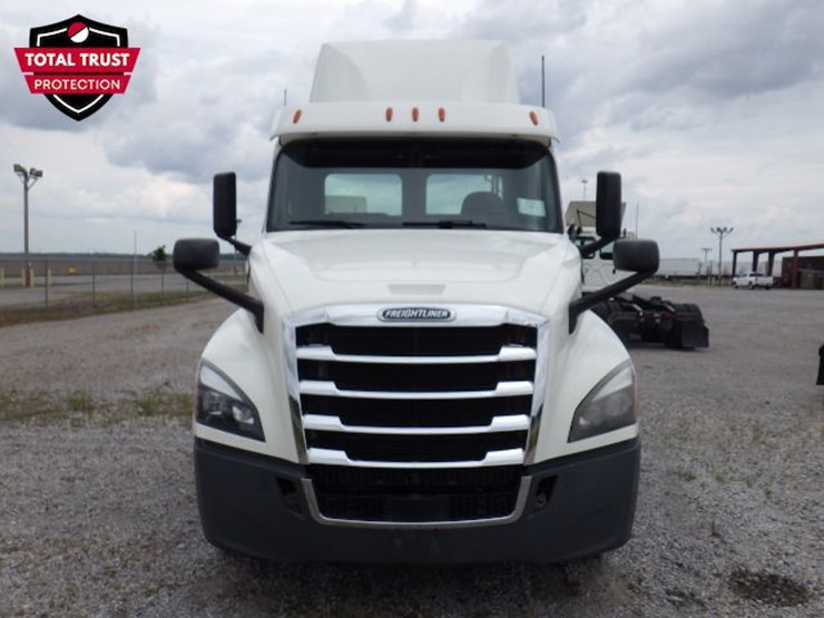 2019-freightliner-cascadia-126-image-3