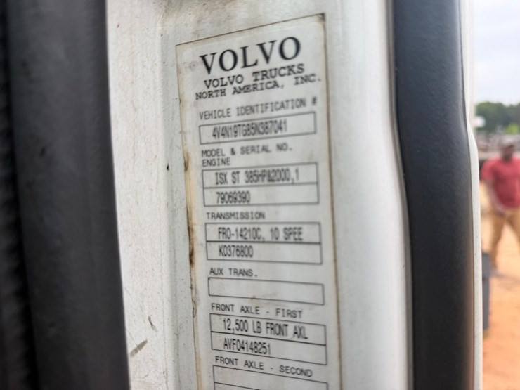 #571-•-2005-volvo-vnl-truck-image-19