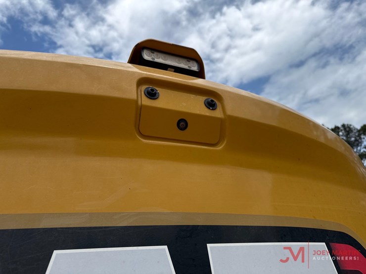 2021-caterpillar-325-image-30