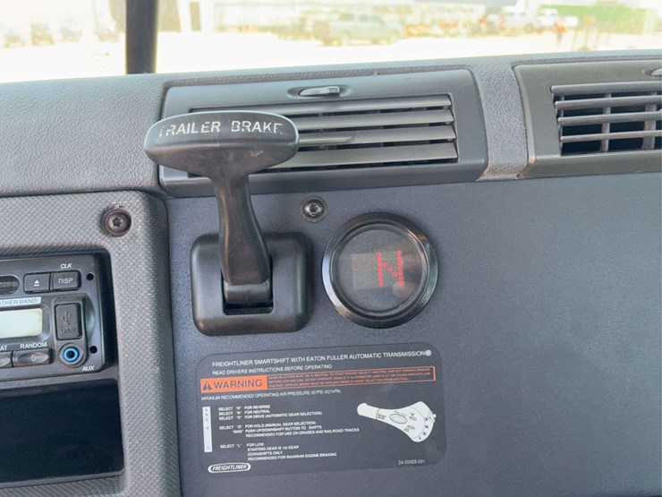 2010-freightliner-cascadia-113-image-24