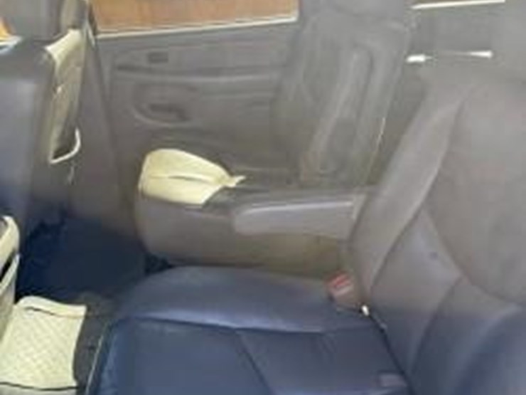 2004-chevrolet-suburban-image-5