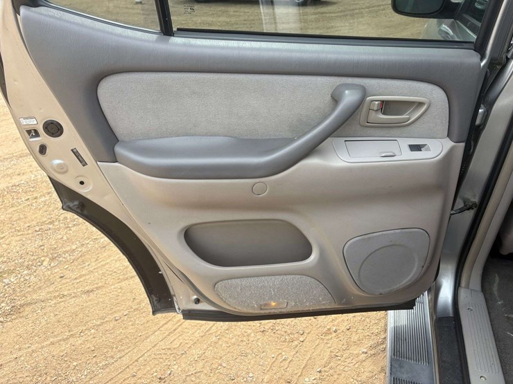 2006-toyota-sequoia-image-17