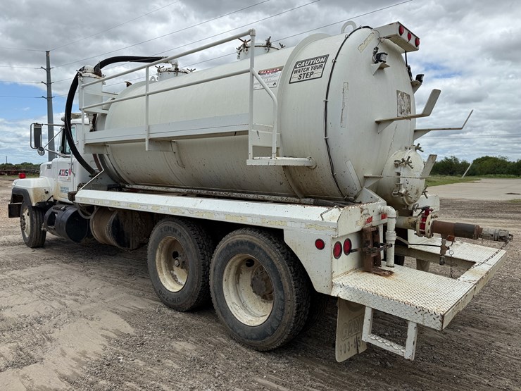 1993-mack-rd690s-image-7