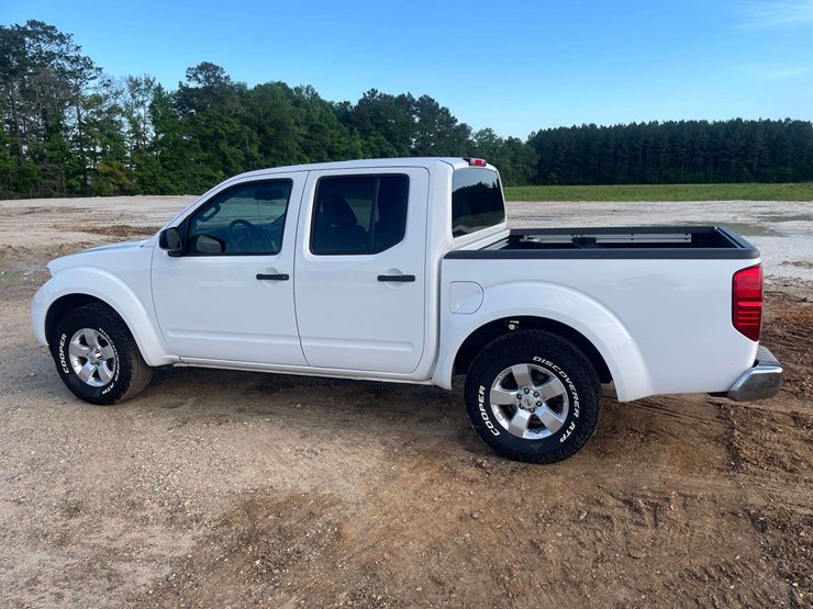 2012-nissan-frontier-sv-image-2
