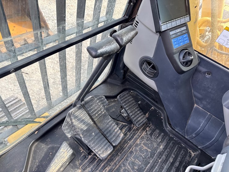 2023-komatsu-pc210-image-45