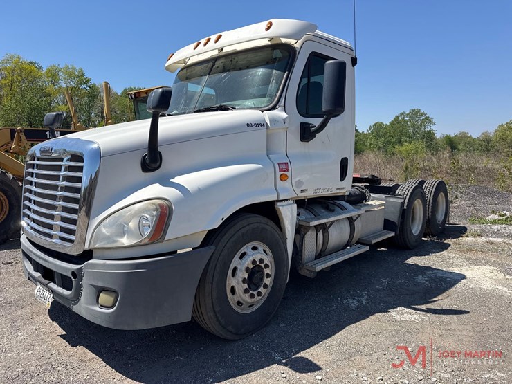 2011-freightliner-cascadia-day-cab-truck-tractor-image-7