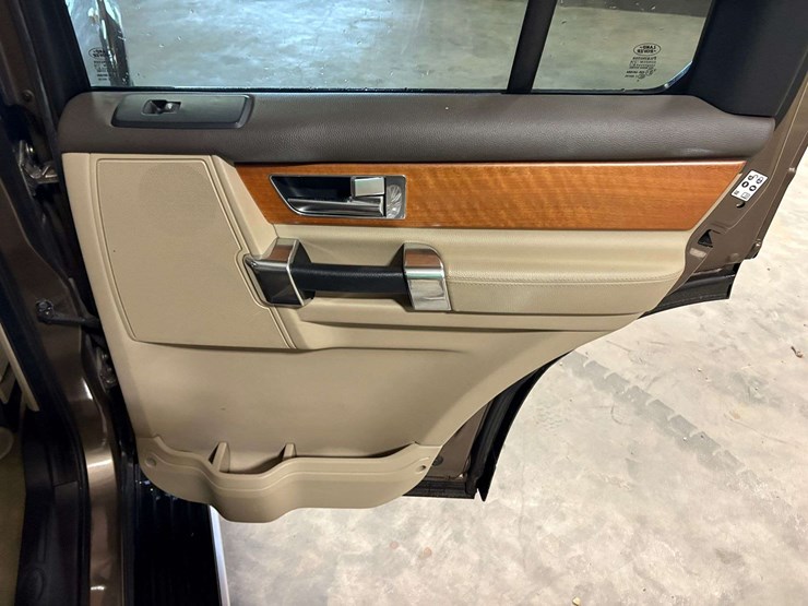 2013-land-rover-lr4-image-27