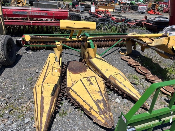 new-holland-824-image-1