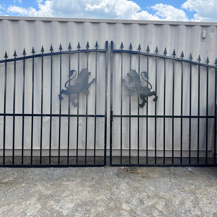 #600 • Decorative entrance gate two pieces with Lions 14’