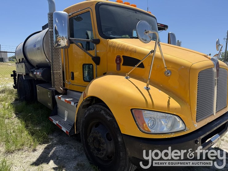 2016-kenworth-t300-image-2