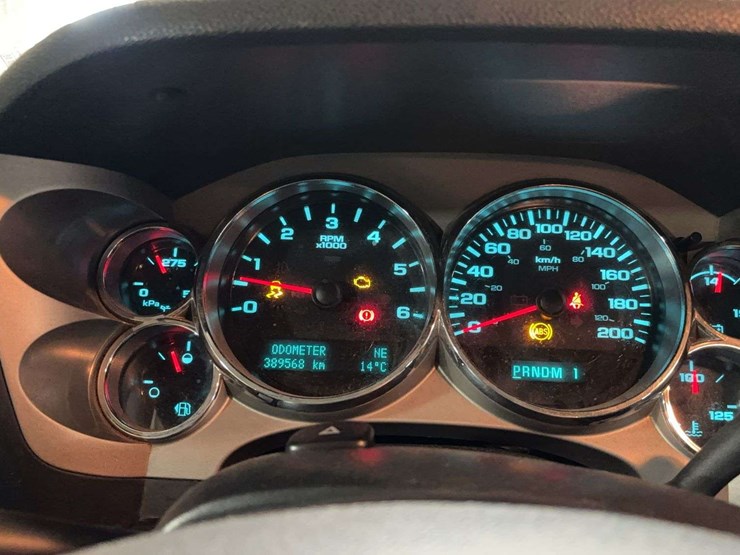 2014-chevrolet-silverado-2500hd-image-14